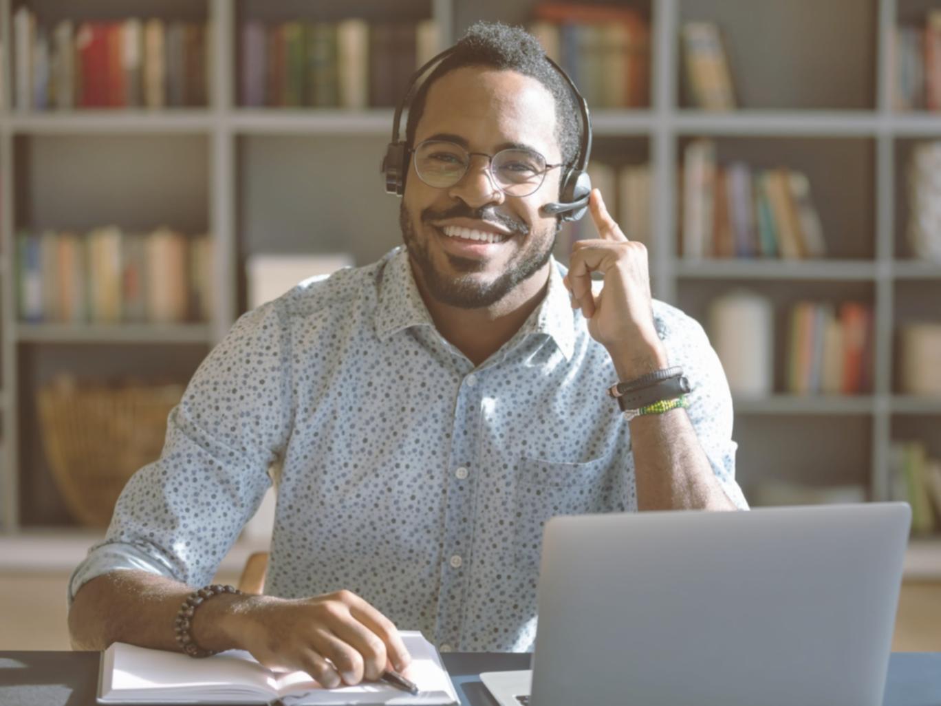 Profesionales participando en webinar empresarial interactivo