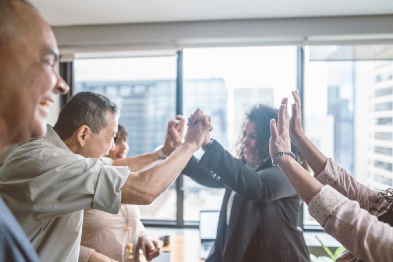 Estudiantes participando en sesiones interactivas de webinar